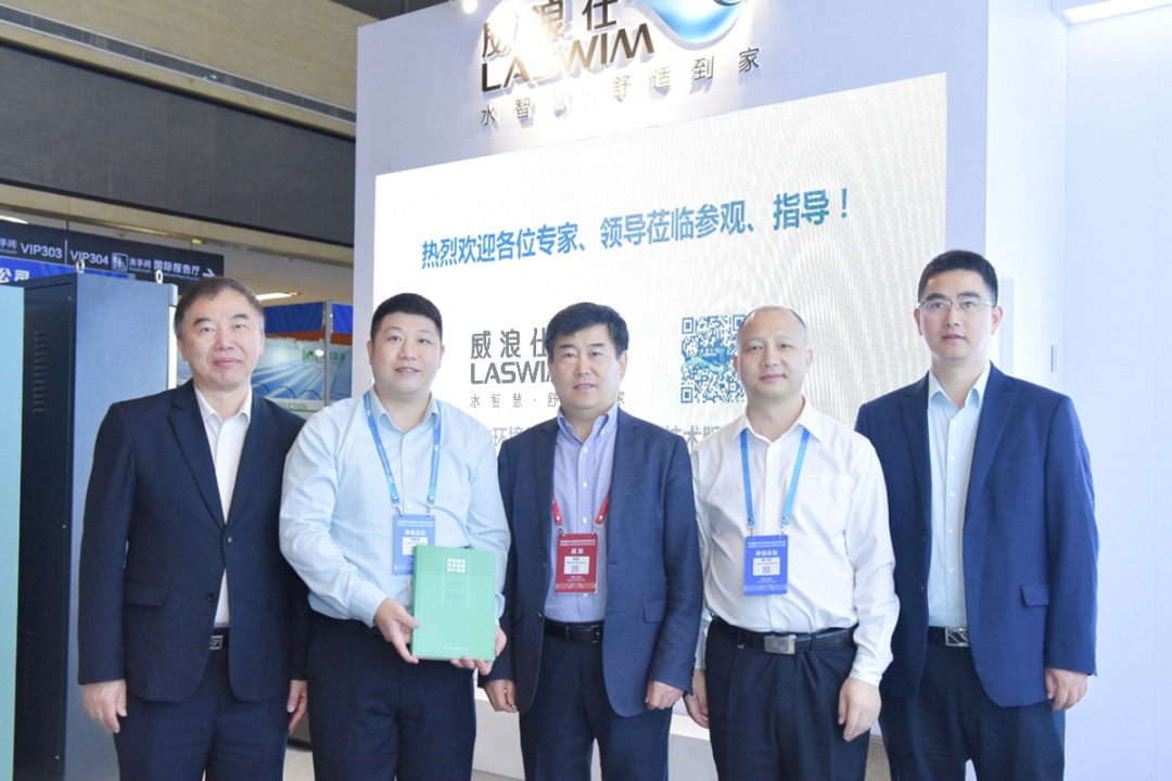 專家、領(lǐng)導(dǎo)蒞臨參觀，指導(dǎo)合影
